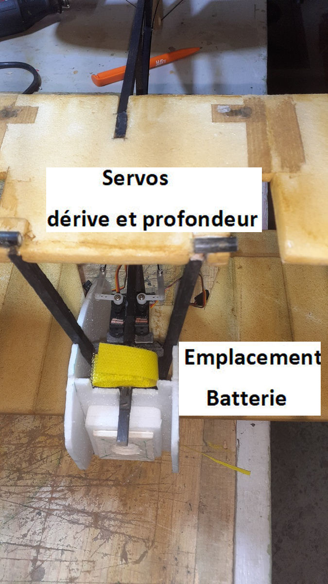 Servos dérive et profondeur